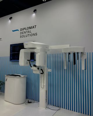 Novinky z IDS 2025 - Diplomat dental 3D CBCT přístroj Diplomat Model X Intraorální senzor Model X sensor Diplomat CART...
